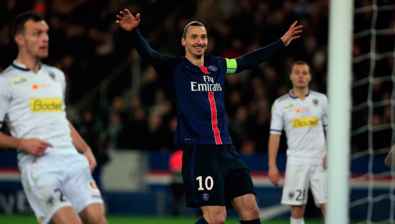 Zlatan Ibrahimovic festeja un gol del PSG