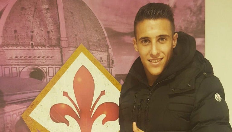 Cristian Tello posa junto al escudo de la Fiorentina