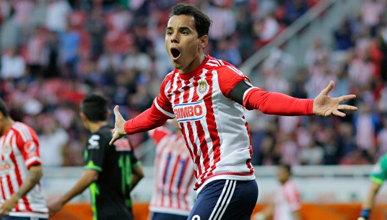 Omar Bravo reclama durante un encuentro de Chivas