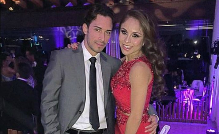 Paola Longoria posa junto a su novio