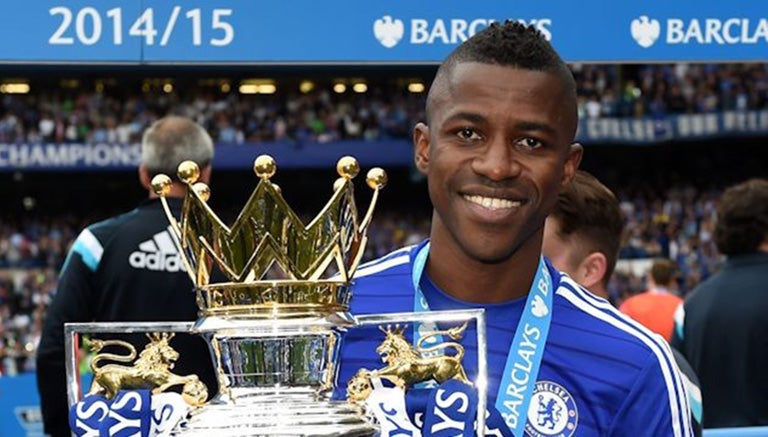 Ramires, sosteniendo el trofeo de la Premier League 2014-15 con Chelsea