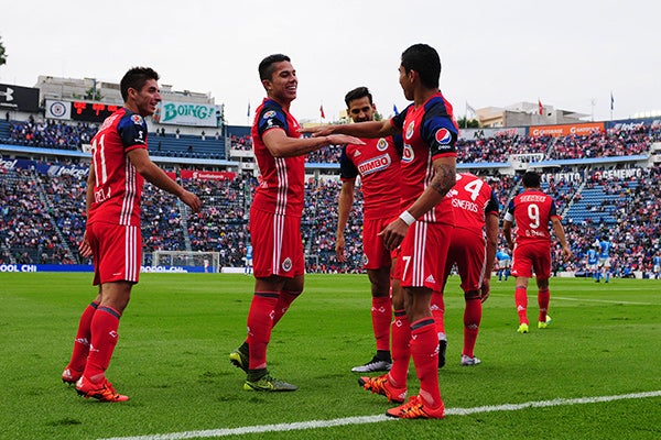 Orbelín festeja un gol con Salcedo