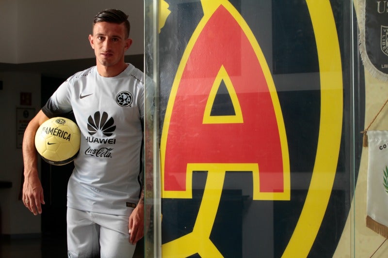 Lozano junto a un escudo de América