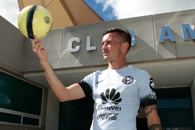 Brian Lozano jugando con un balón