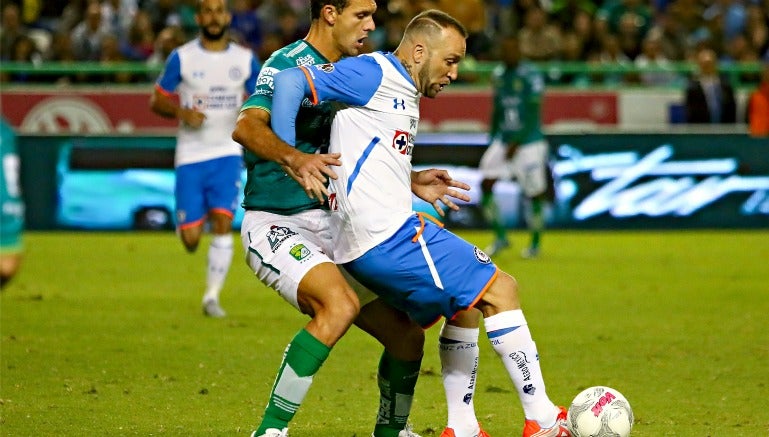 Vuoso protege la pelota ante la marca de Novaretti