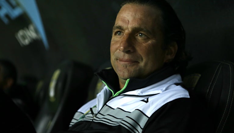 Juan Antonio Pizzi, en la banca durante un duelo de León