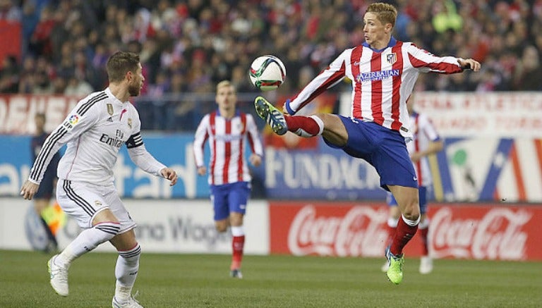 Sergio Ramos y Fernando Torres en un derbi madrileño