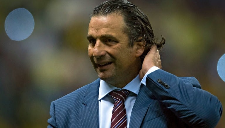 Juan Antonio Pizzi en el banquillo de León