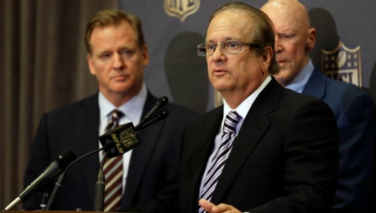 Dean Spanos en conferencia de prensa junto a Roger Goodell