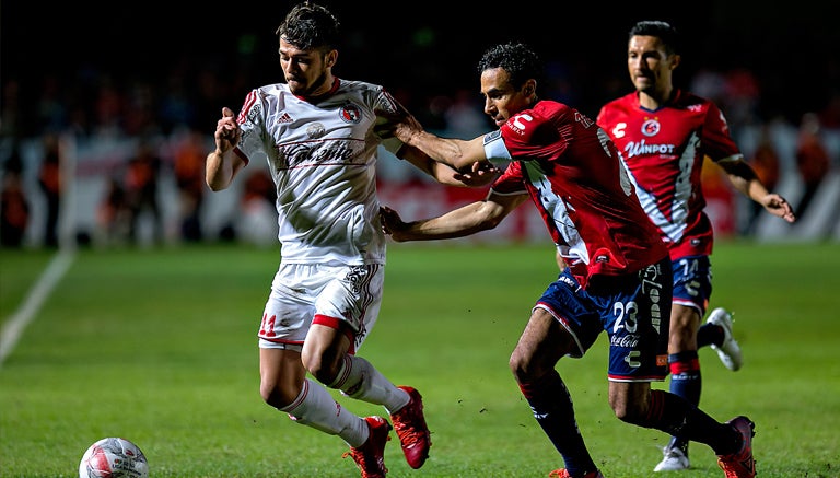 Henry Martín disputa el balón con Leobardo López