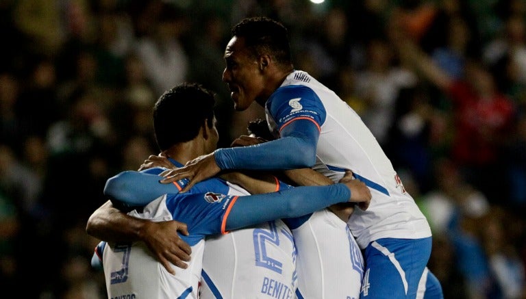 Jugadores de Cruz Azul festejan un gol contra León