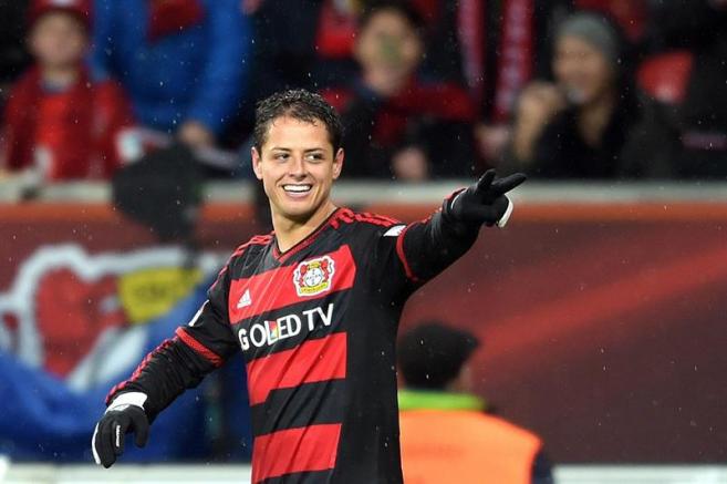 Chicharito festeja un gol contra Hannover