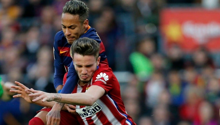 Ñíguez pelea un balón con Neymar