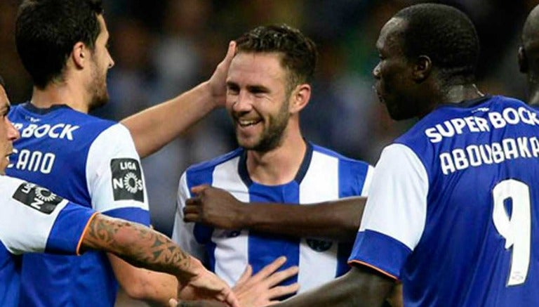 Layún es felicitado por sus compañeros