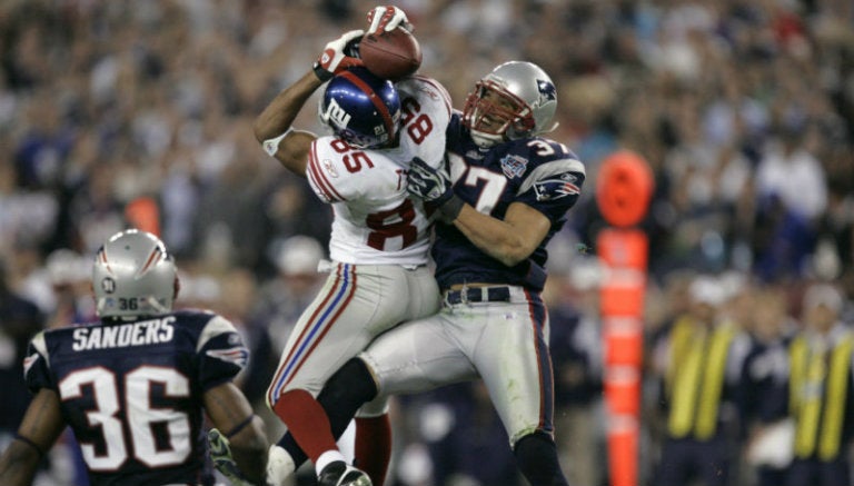 David Tyree sujeta el ovoide con el casco