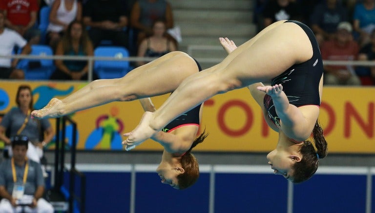 Paola Espinosa y Dolores Hernández durante una competencia