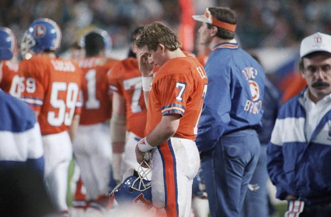 Elway, triste en la banca durante un Super Bowl