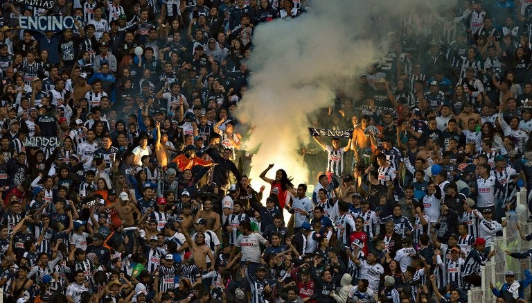 Afición de Rayados dañando el estadio Cuauhtémoc