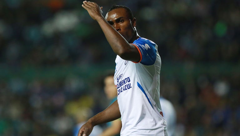 Guerrón celebra su gol con Cruz Azul