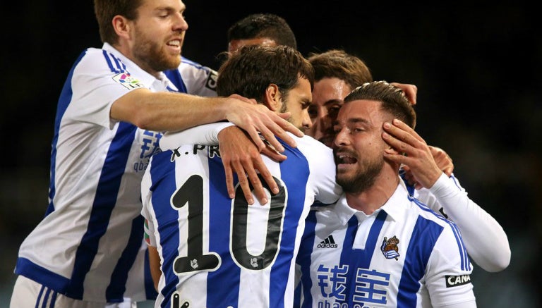 Los jugadores de la Real Sociedad se funden en un abrazo