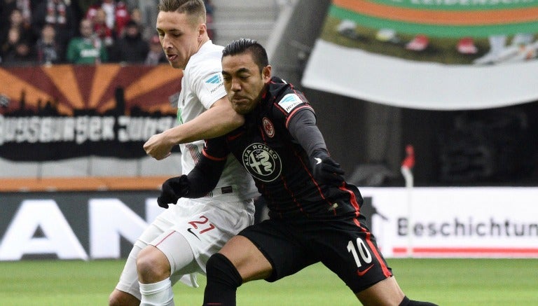 Marco Fabián peleando el esférico en la Bundesliga