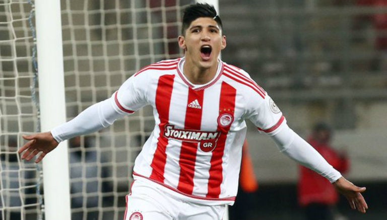 Alan Pulido festeja un gol con el Olympiacos