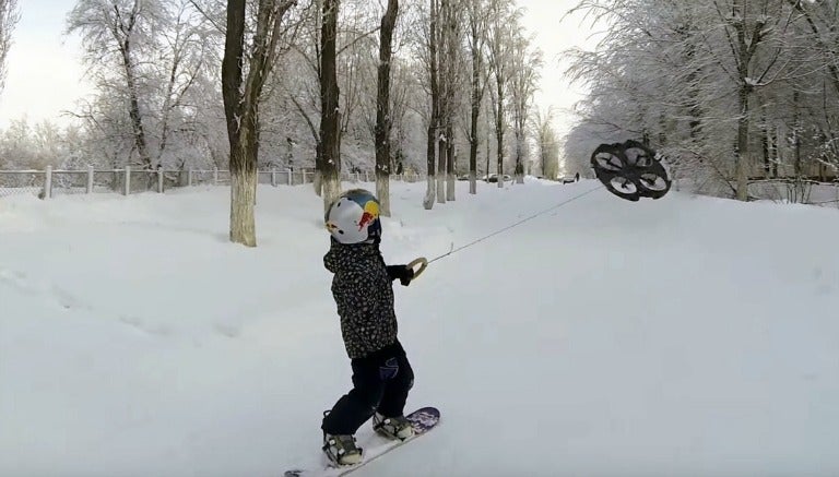 Un niño haciendo droneboarding