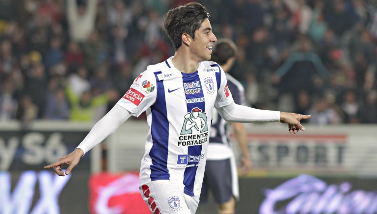 Pizarro festeja tras su gol contra Rayados