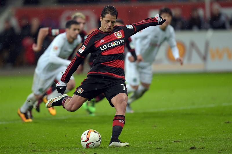 Chicharito cobra un penalti