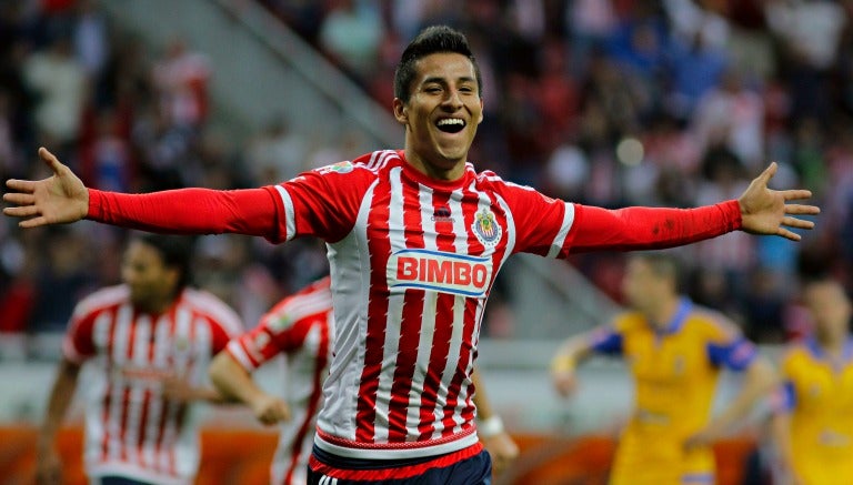 Carlos Cisneros festeja un gol con Chivas