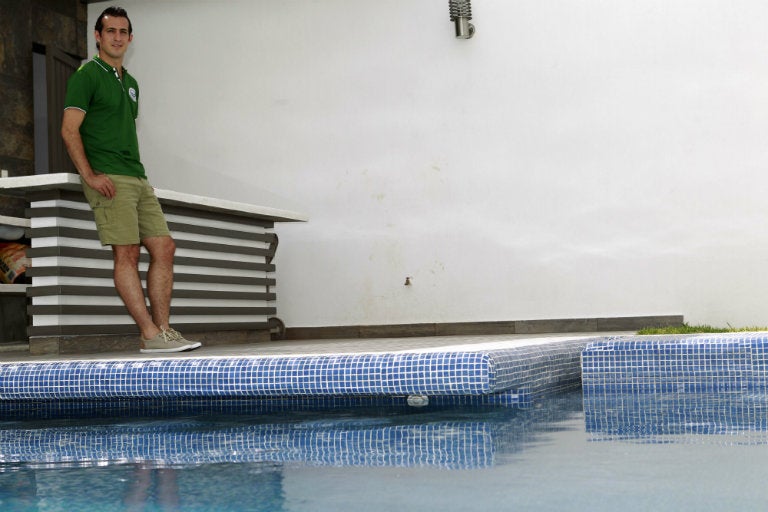 El ofensivo de Chiapas, junto a su piscina