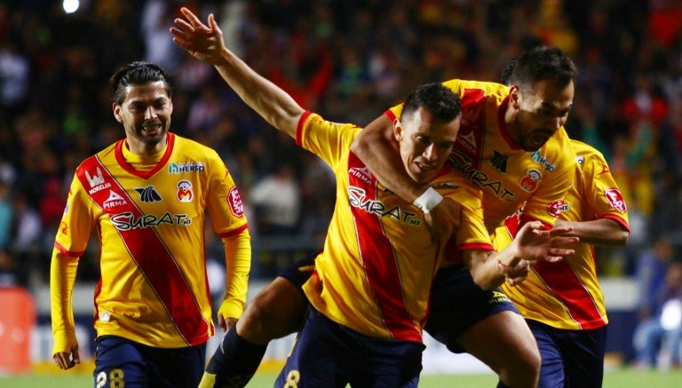 Jugadores de Monarcas festejan un gol contra Chivas