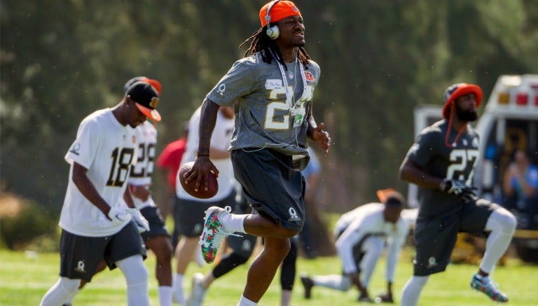 Adam Jones entrena en Hawái