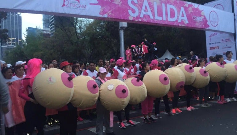 Participantes listos en el comienzo de la carrera