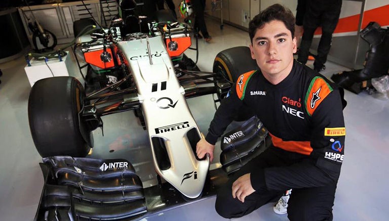 Alfonso Celis, posando frente al monaplaza de Force India