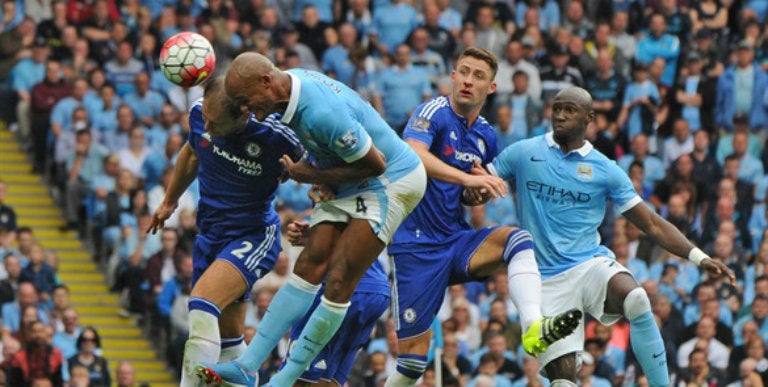 Jugadores de Chelsea y Manchester City disputan un partido