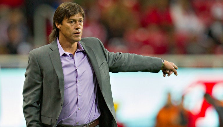 Matías Almeyda reparte indicaciones en juego de Chivas