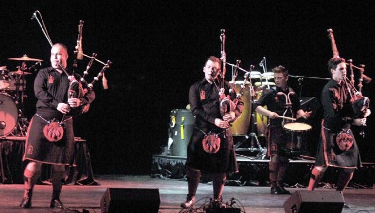 El conjunto de gaitas Red Hot Chilli Pipers en un show