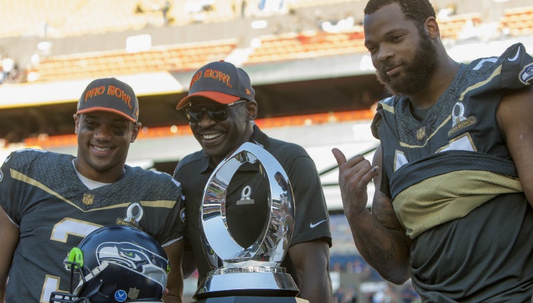 Wilson, Irvin y Benett con el trofeo del certamen