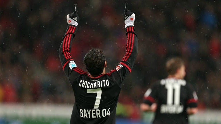 Chicharito festeja un gol con el Bayer Leverkusen