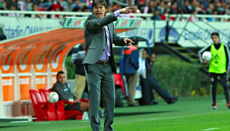 Matías Almeyda dando instrucciones en el banquillo rojiblanco