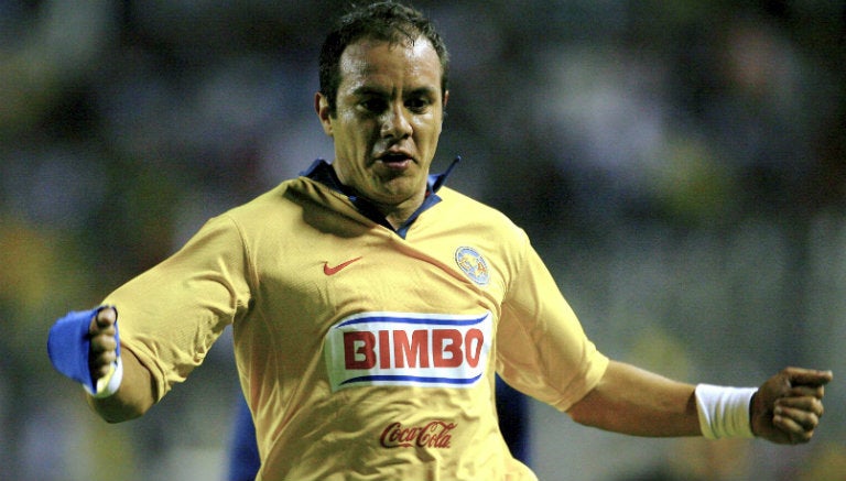 Cuauhtémoc Blanco festeja un gol con el América