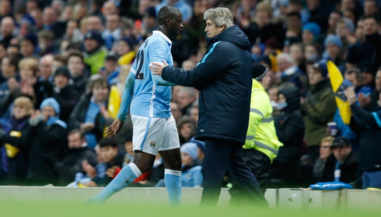 Yaya Touré saluda a Pellegrini en duelo del City