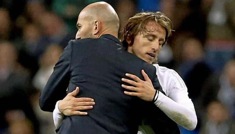 Modric y Zidane se abrazan en un juego del Real Madrid