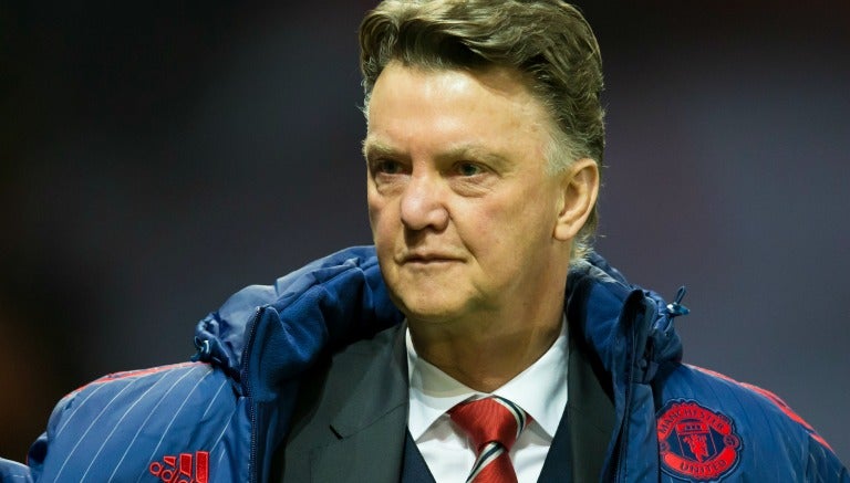 Louis Van Gaal saluda en partido del Manchester United