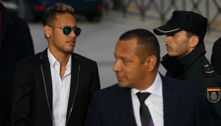 Neymar llega al juzgado con su padre