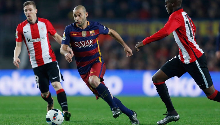 Mascherano disputa un duelo con el Barcelona