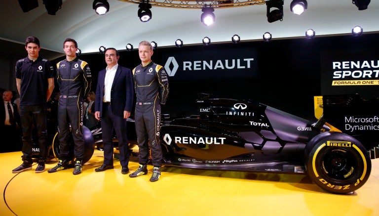 Magnussen y Palmer posan junto a su nuevo vehículo