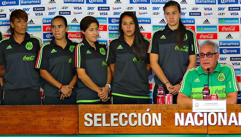 Jugadoras del Tri posan junto a Leonardo Cuellar