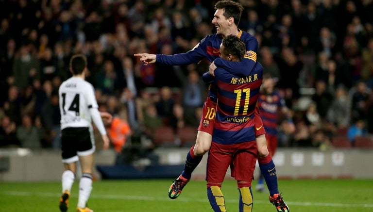 Messi festeja gol con Neymar contra Valencia